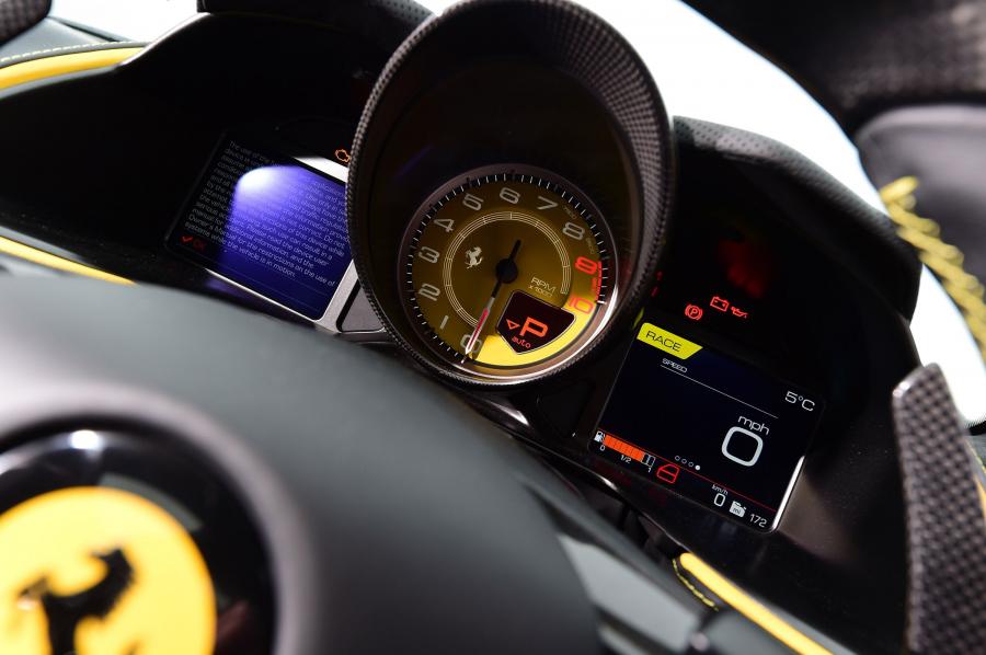 Панель приборов Ferrari 812 Superfast 2017 года  (UK) (фото 11 из 25)